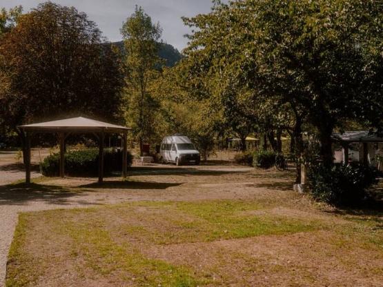 Parcela Confort 100/115m² (tienda, caravana, autocaravana / 1 coche / Electricidad / pergola