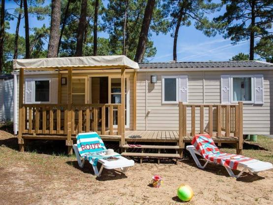 Mobilheim Confort 4 schlafzimmern mit halb überdachter Holzterrasse