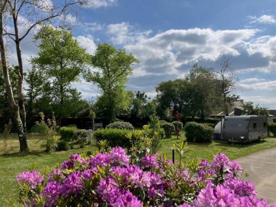 Parcela Especial excursionista andando o ciclista con tienda sin electricidad