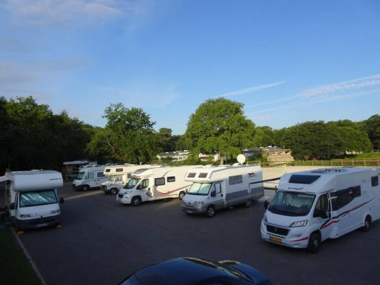 Área de la autocaravana con electricidad de 6 amperios