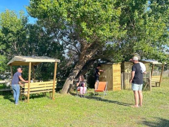 Parcela equipada para 1 coche + 1 tienda / caravana / autocaravana