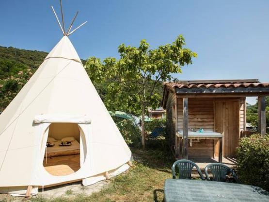 Tipi 2/4 personas con baño y aseo.