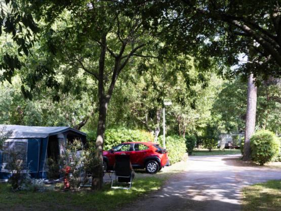 Parcela + coche + 2 pers.