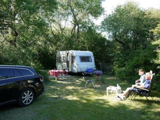Parcela Confort (tienda, caravana, autocaravana / 1 coche) 100-120m²