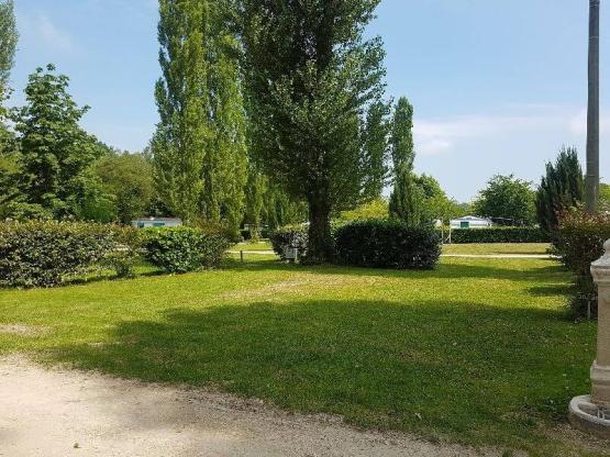 Parcela CONFORT con electricidad 6A (coche + tienda/caravana o autocaravana)