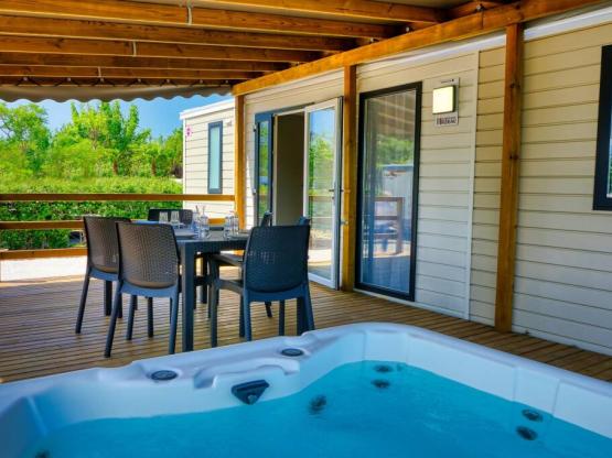 Mobilhome BALNEO (aire acondicionado + tv + Lavavajillas + Jacuzzi)