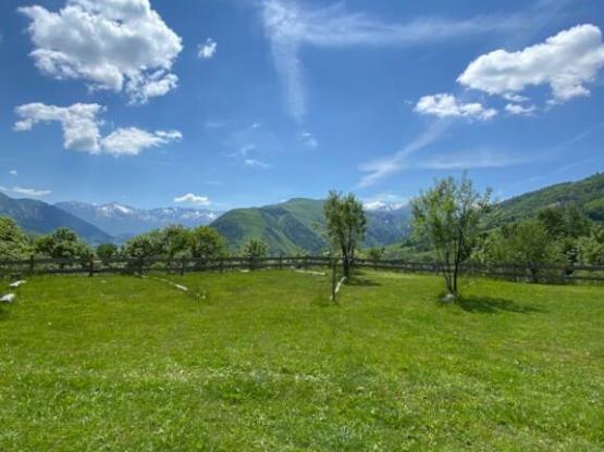 Parcela o tienda de caravanas más de 2 plazas con al menos 2 habitaciones.
