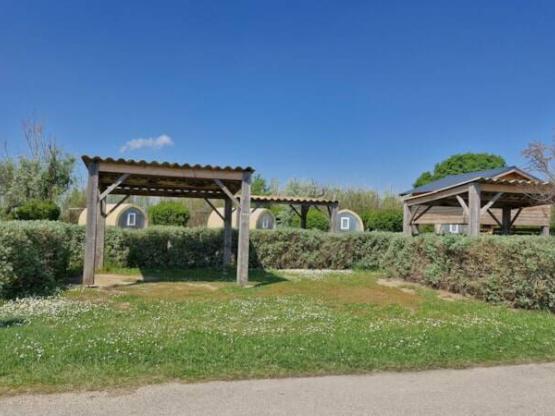 Parcela de camping con cenador