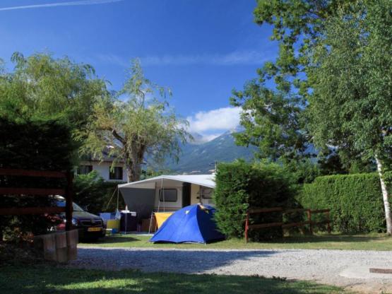 Parcela Confort (tienda, caravana o autocaravana / 1 coche / Electricidad 6A)
