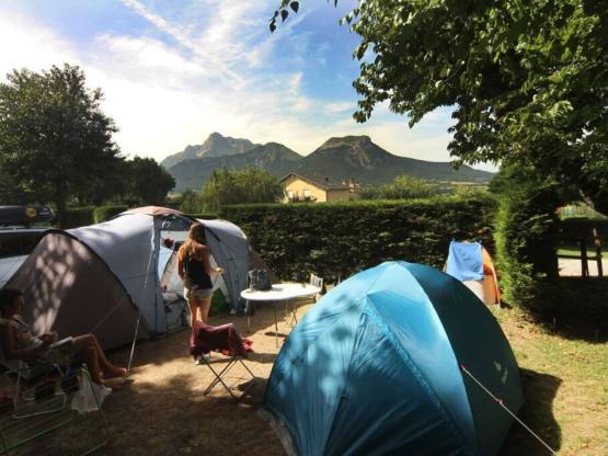 Parcela Privilège (tienda, caravana, autocaravana / 1 coche / Electricidad 6A) + vista de las montañas