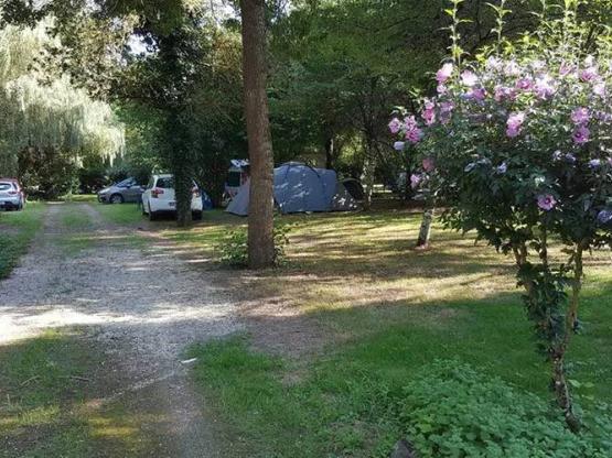 Parcela con 1 vehículo + 1 equipo