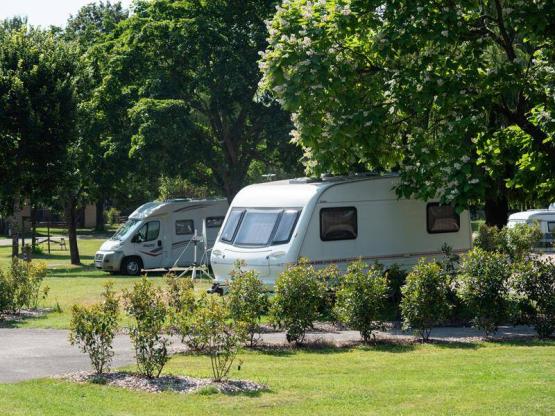 Parcela : coche + caravana o autocaravana