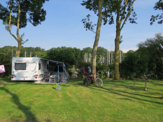Parcela Confort Canal (tienda, caravana + 1 coche , autocaravana / Electricidad v)