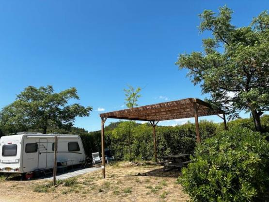 Parcela Confort XXL (tienda, caravana, autocaravana / 1 coche + electricidad 16A)
