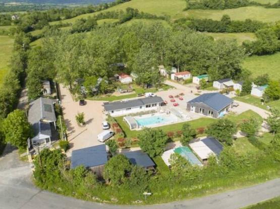 Parcela + tienda o caravana electricidad 12A + vehículo