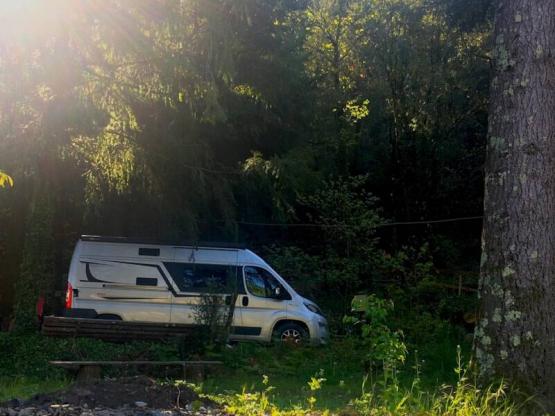 Parcela tienda / caravana + 1 vehículo